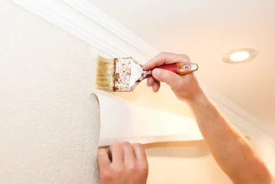Pose de papier peint à Pigna — revêtements muraux et toiles de verre